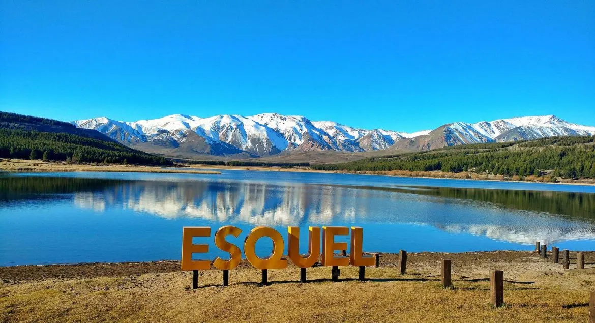 Laguna La Zeta y la cordillera nevada, cerca de Esquel